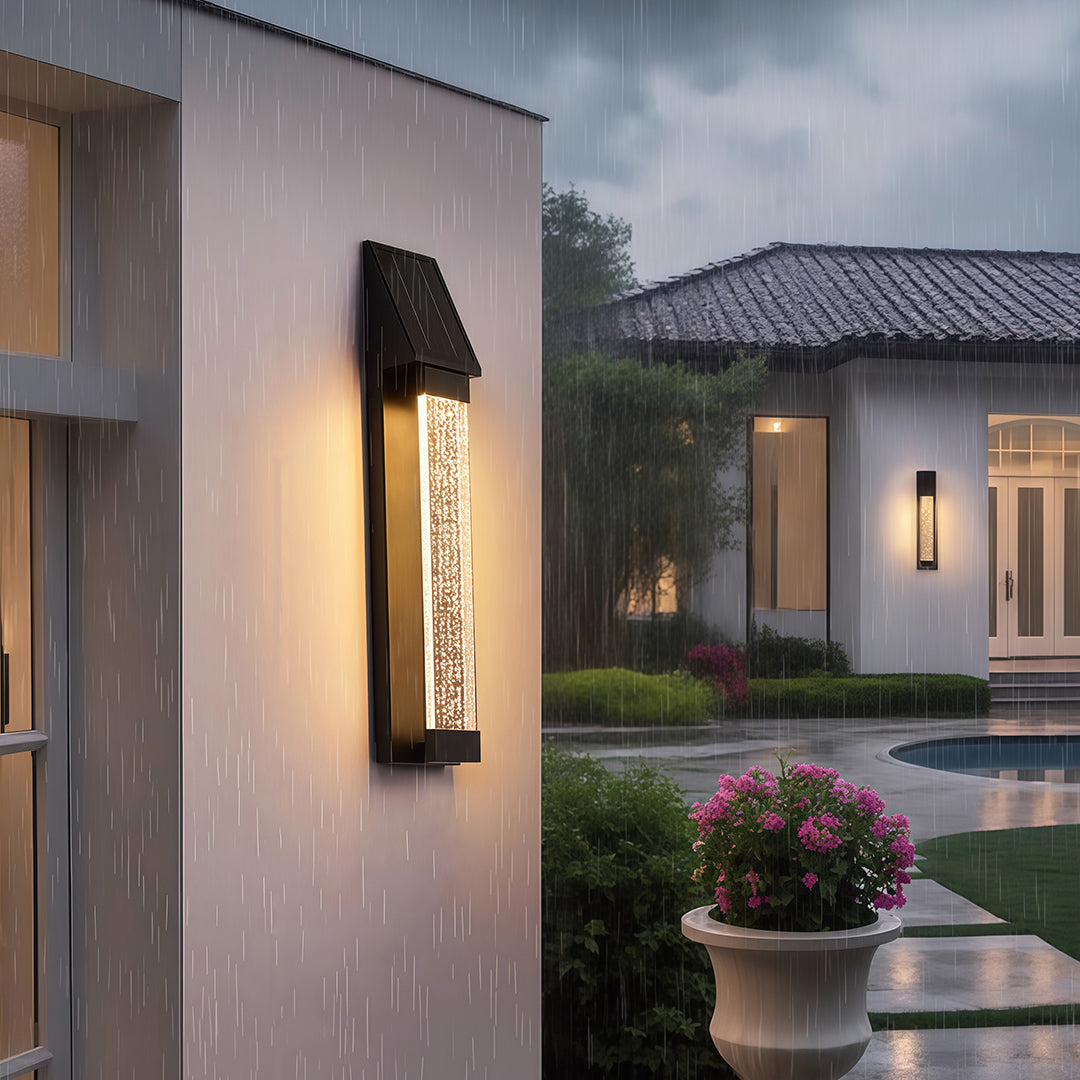 RAVENHURST SOLAR-POWERED OUTDOOR WALL LIGHT