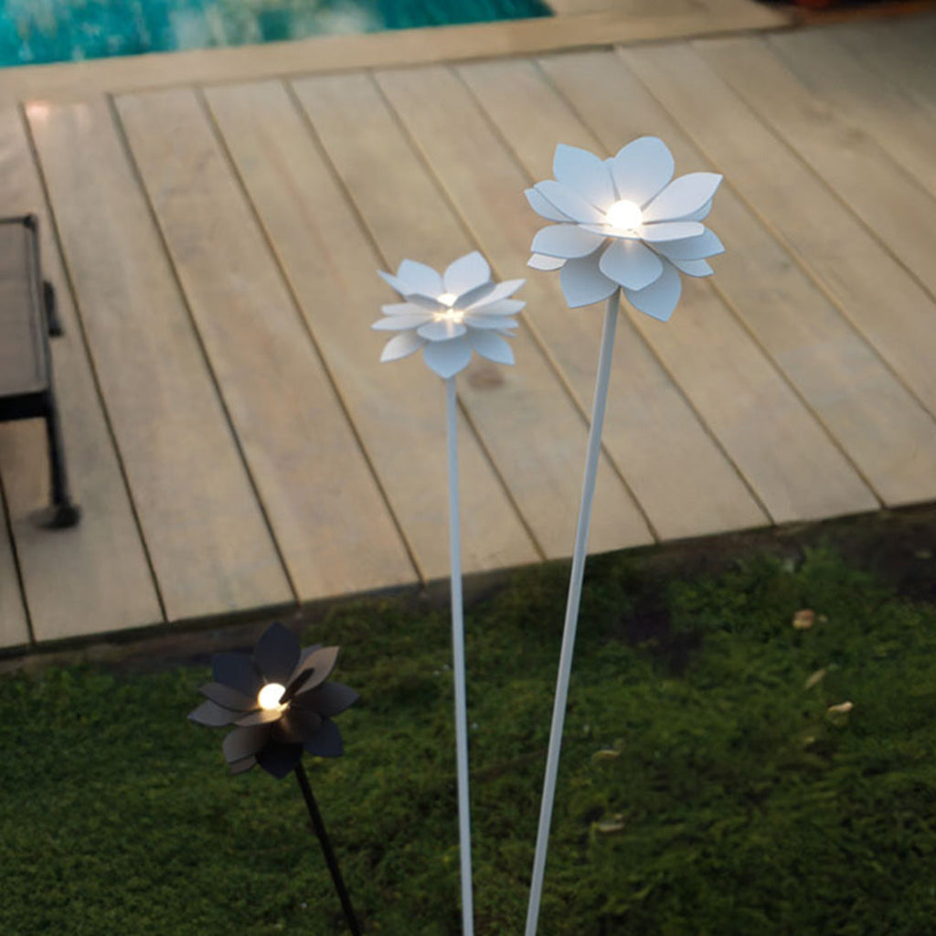 WINTHROP GARDEN BLOOM LED LIGHTS IN WHITE, WEATHER-RESISTANT FLOWER DESIGN