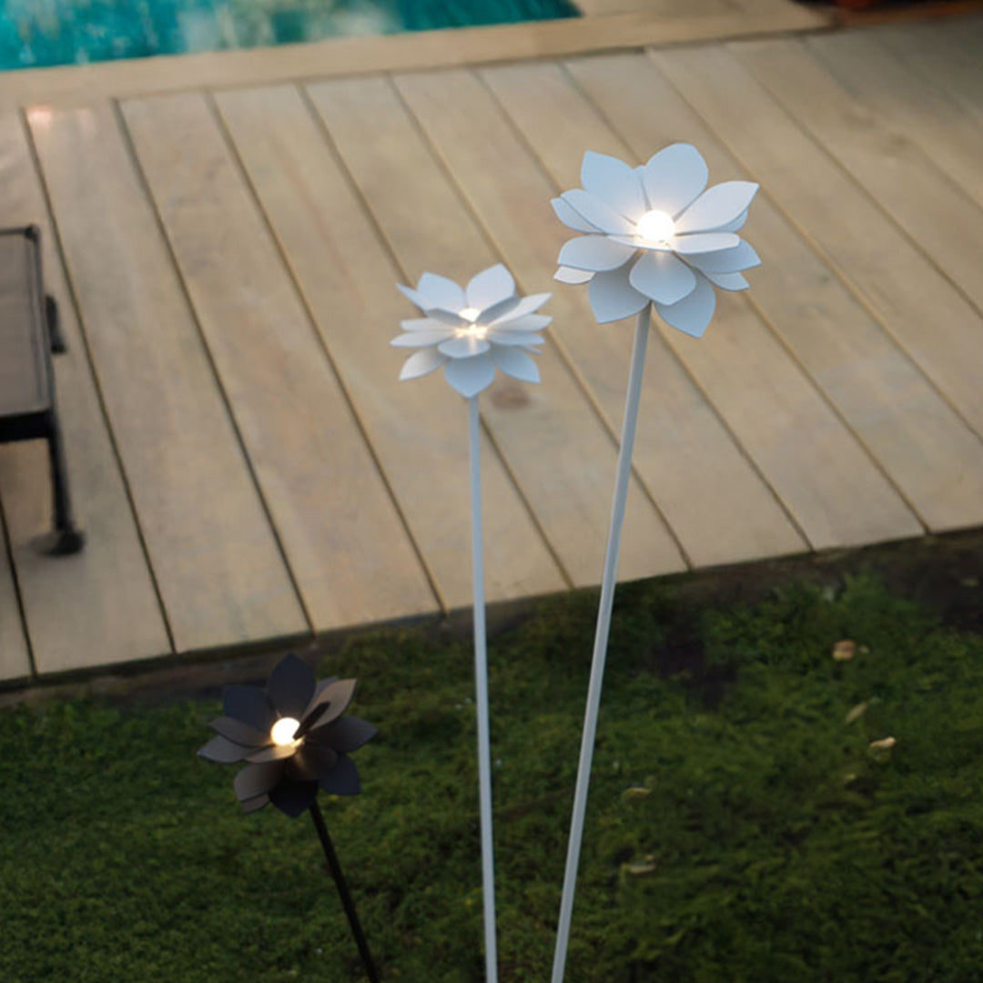 WINTHROP GARDEN BLOOM LED LIGHTS IN WHITE, WEATHER-RESISTANT FLOWER DESIGN