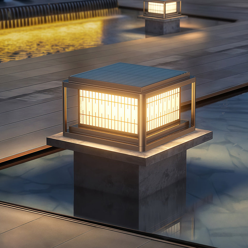WINDSOR GARDEN COLUMN LIGHT WITH WATER-RESISTANT DESIGN