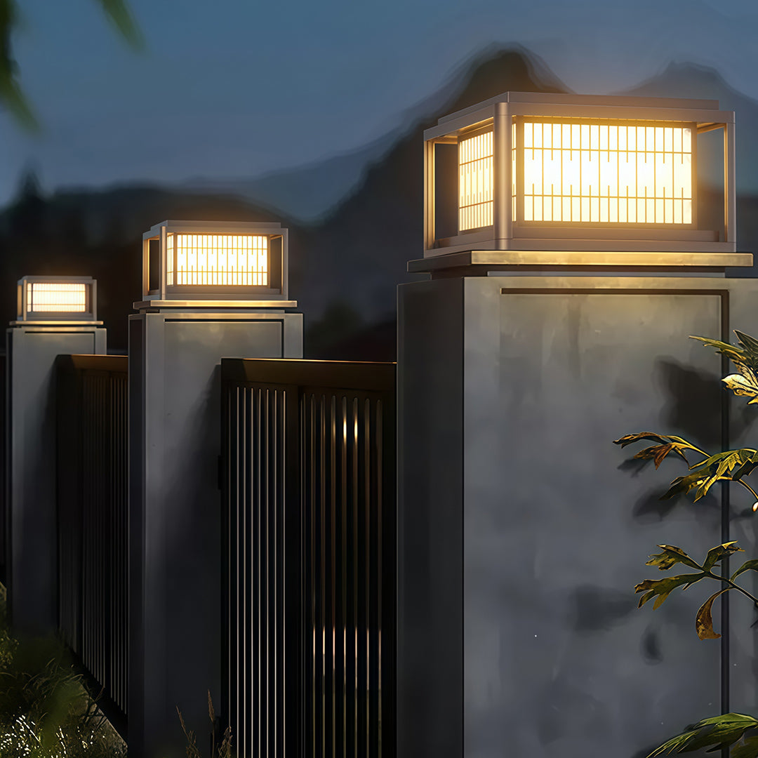 WINDSOR GARDEN COLUMN LIGHT WITH WATER-RESISTANT DESIGN