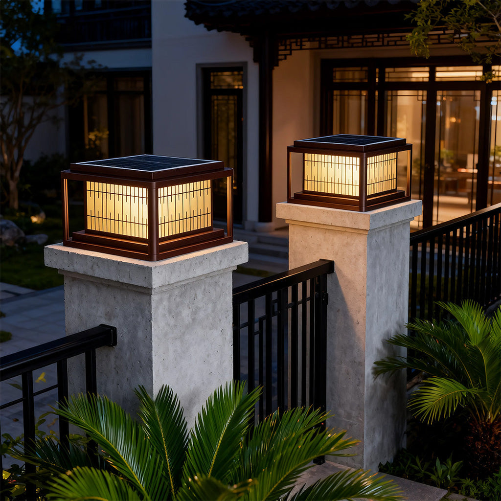 WINDSOR GARDEN COLUMN LIGHT WITH WATER-RESISTANT DESIGN