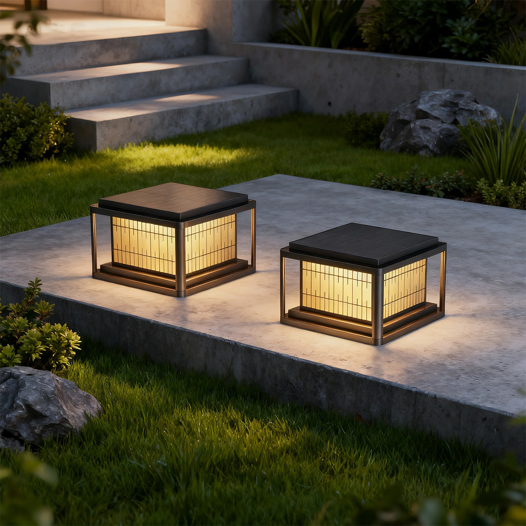 WINDSOR GARDEN COLUMN LIGHT WITH WATER-RESISTANT DESIGN