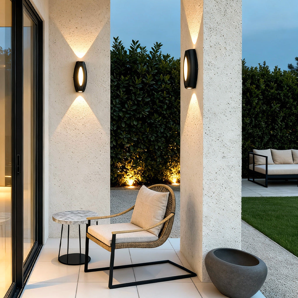 THORNBURY HORIZON LED OUTDOOR SCONCE WITH WEATHERPROOF DESIGN