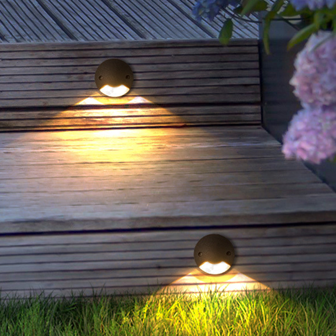 RAVENSCROFT GROUND-LEVEL LUMINAIRE WITH SIDE LIGHTING