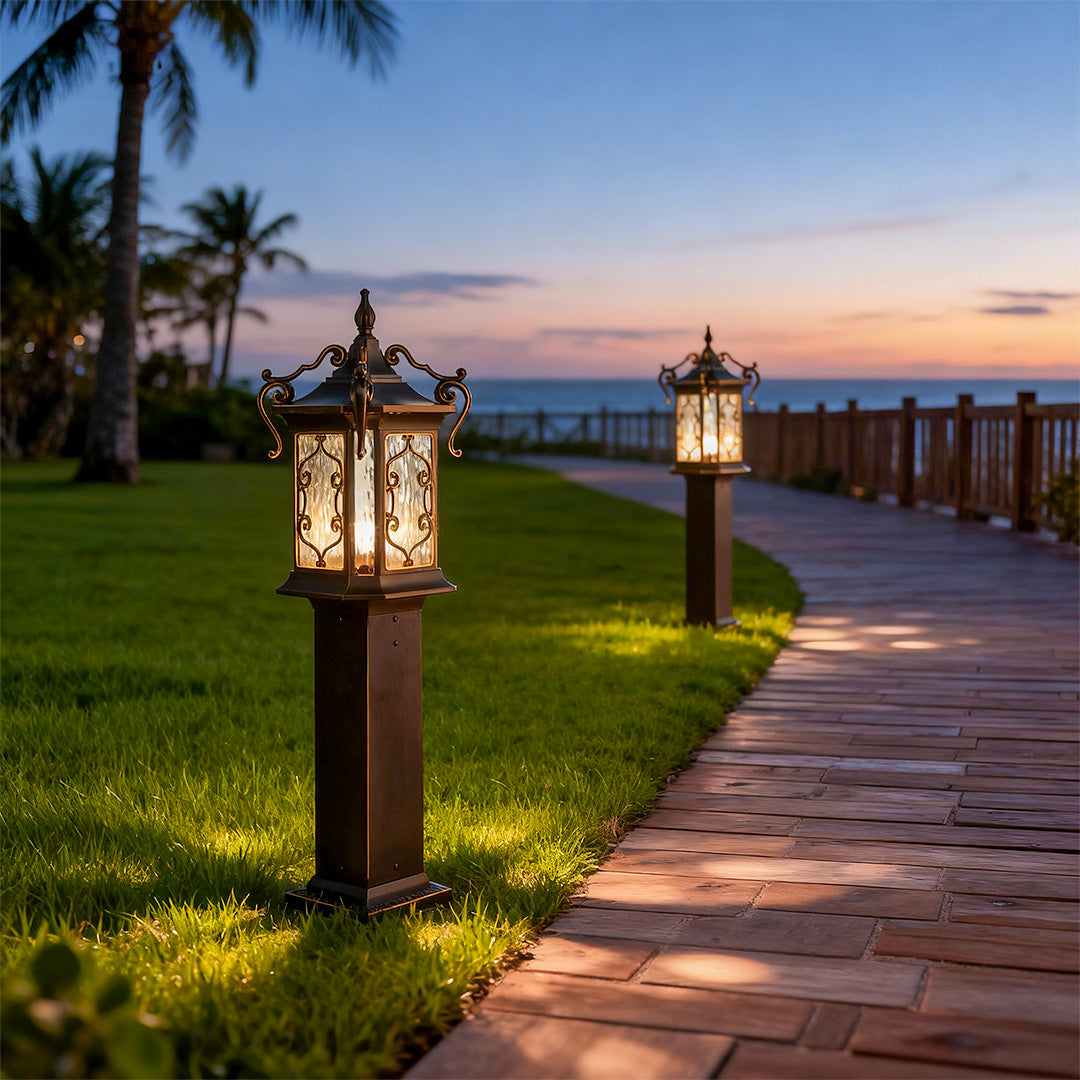 WINDSOR HIGHLAND OUTDOOR POST LANTERN