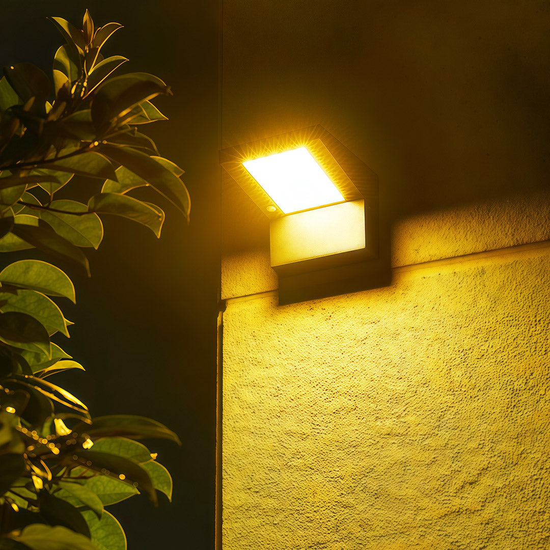 WINTHORPE SOLAR-POWERED OUTDOOR WALL LANTERN