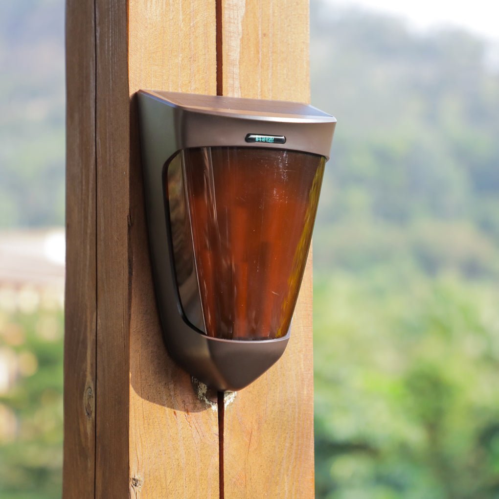 WINDSOR SOLAR FLAME-INSPIRED OUTDOOR WALL SCONCE