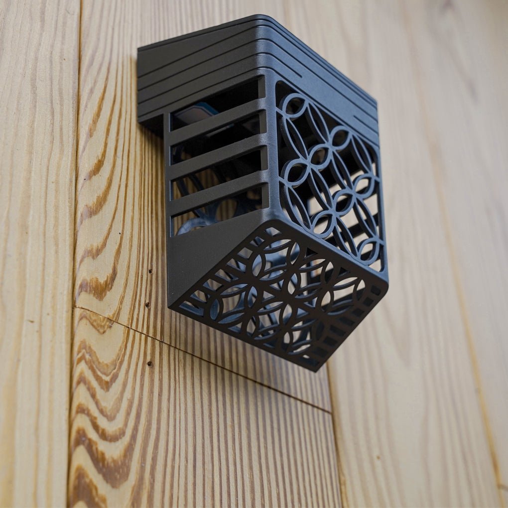 CHESTERFIELD SOLAR-POWERED FENCE WALL LANTERN