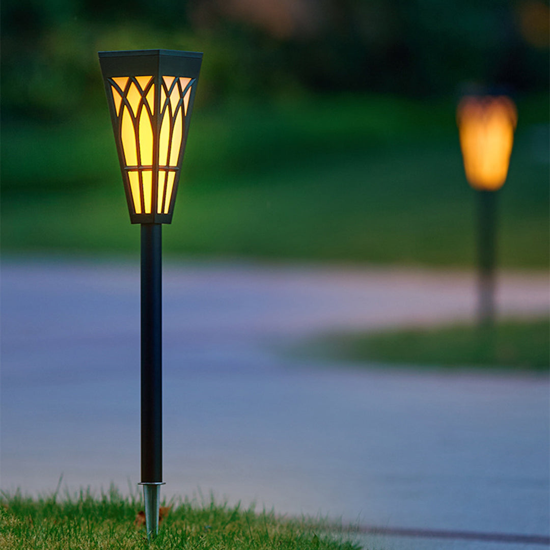 WINDSOR SOLAR-POWERED GARDEN LANTERN POST