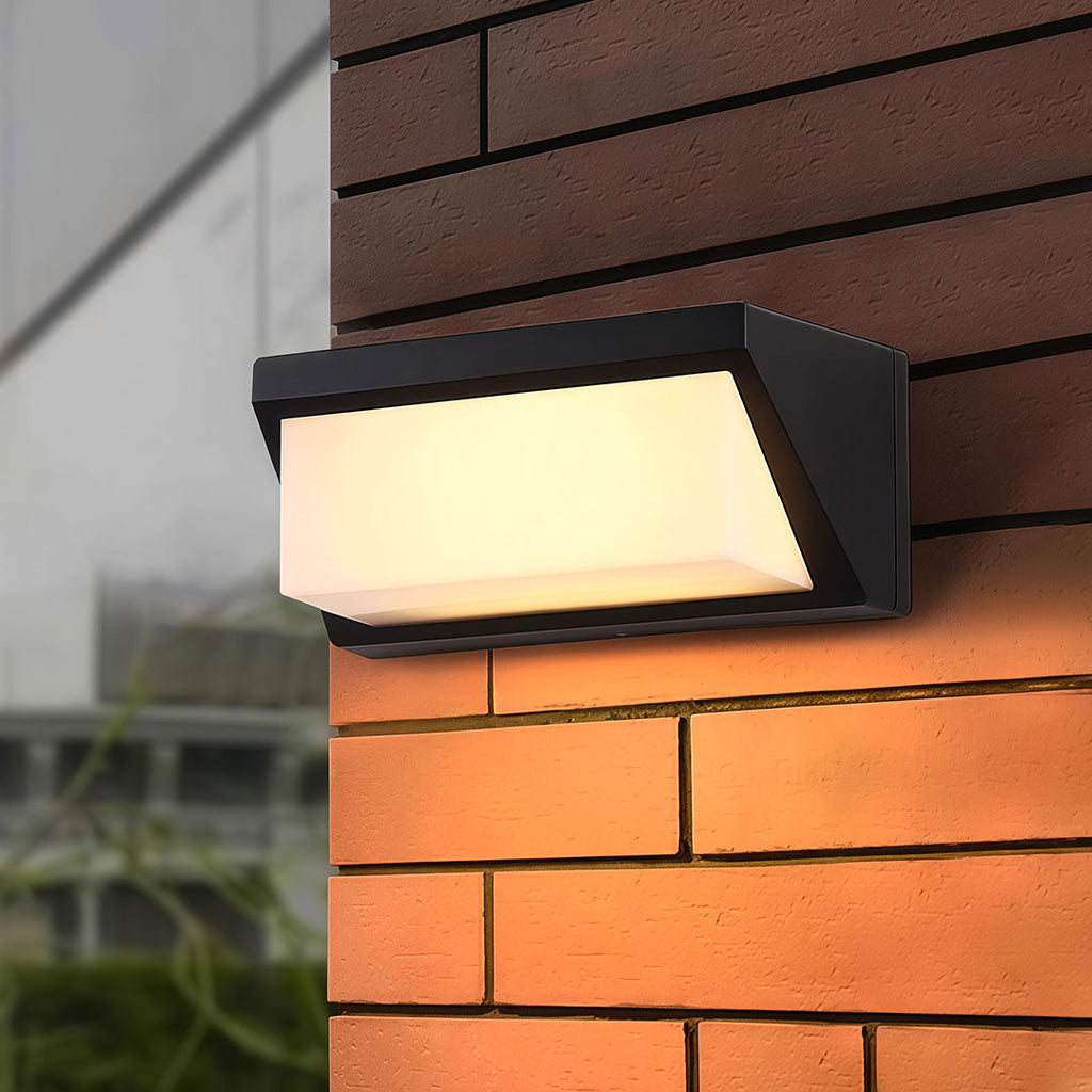 CHATHAM SOLAR-POWERED OUTDOOR WALL LANTERN