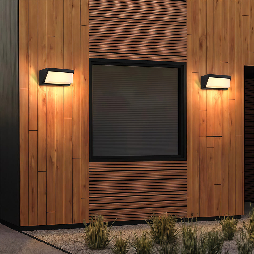 CHATHAM SOLAR-POWERED OUTDOOR WALL LANTERN