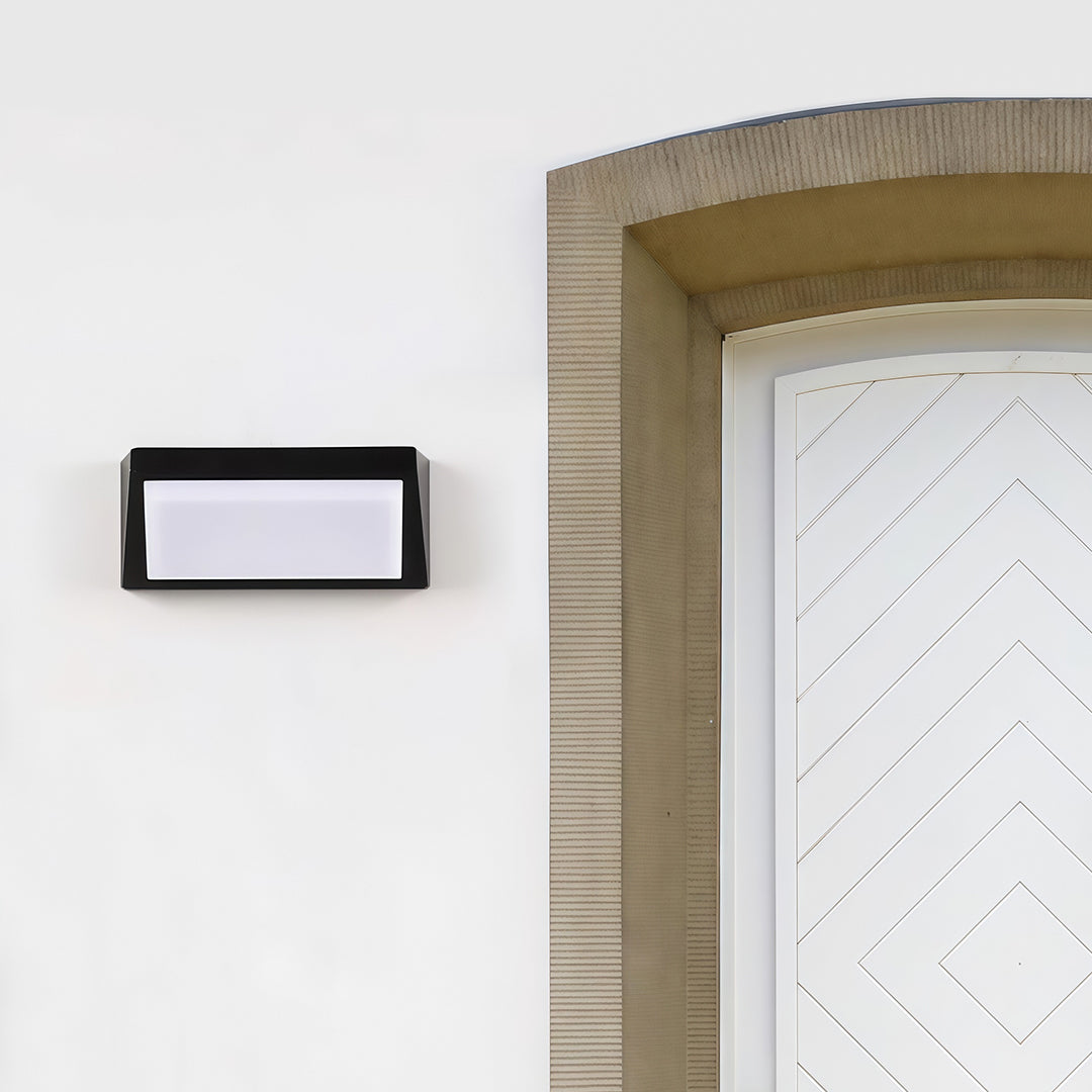 CHATHAM SOLAR-POWERED OUTDOOR WALL LANTERN