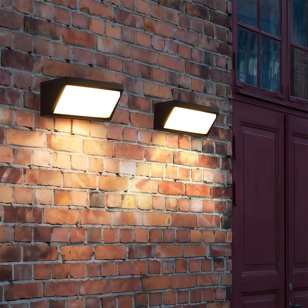 CHATHAM SOLAR-POWERED OUTDOOR WALL LANTERN
