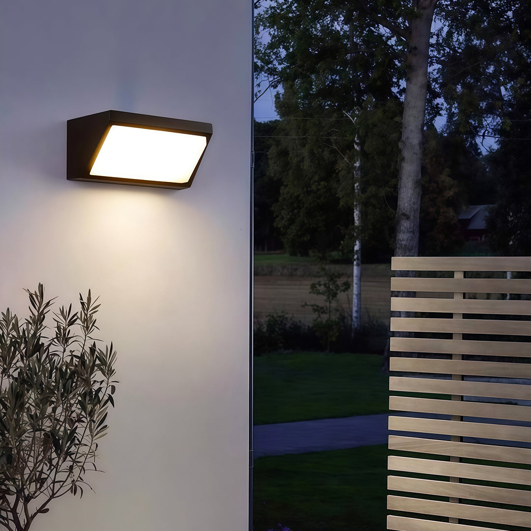 CHATHAM SOLAR-POWERED OUTDOOR WALL LANTERN