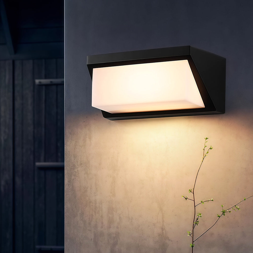 CHATHAM SOLAR-POWERED OUTDOOR WALL LANTERN