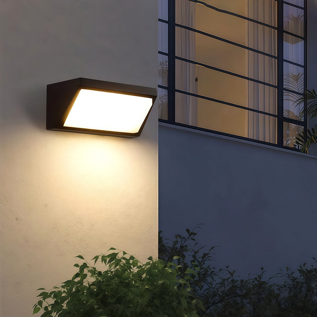 CHATHAM SOLAR-POWERED OUTDOOR WALL LANTERN