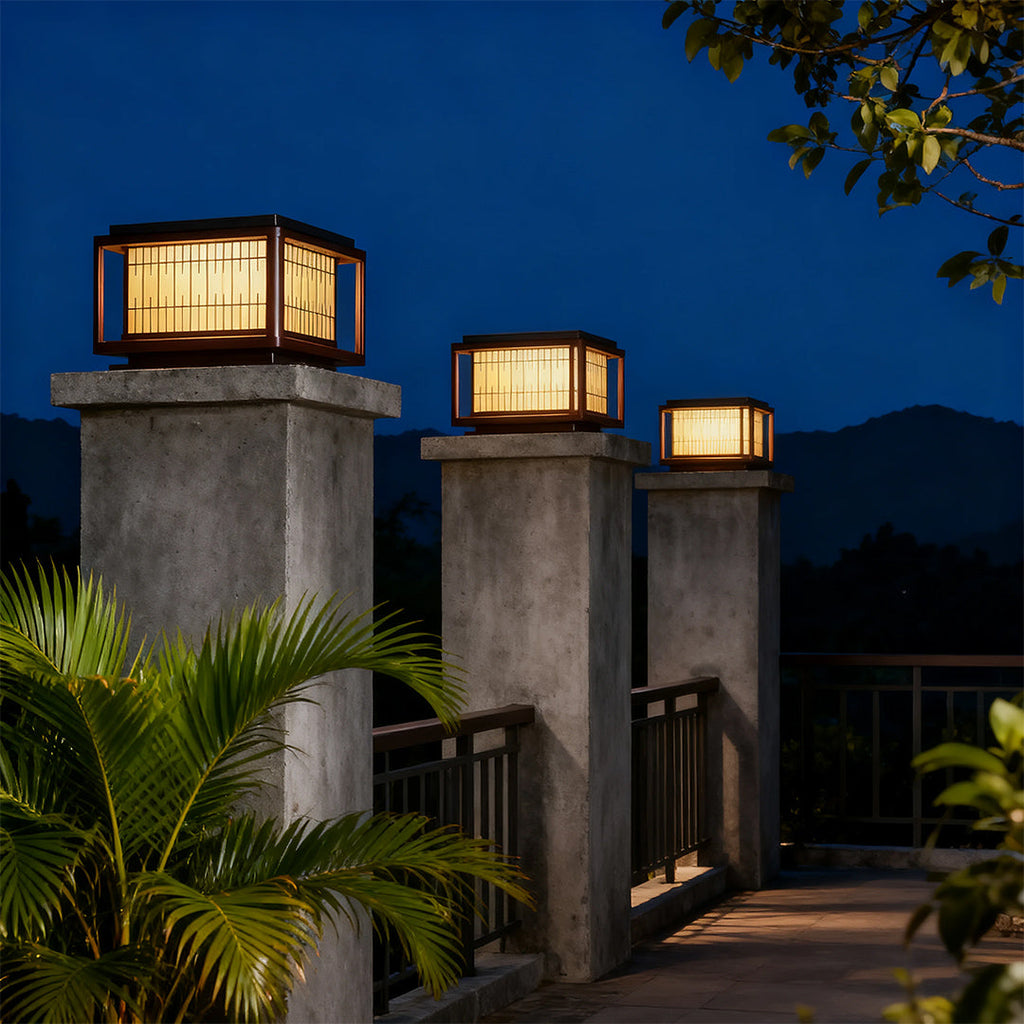 WINDSOR GARDEN COLUMN LIGHT WITH WATER-RESISTANT DESIGN