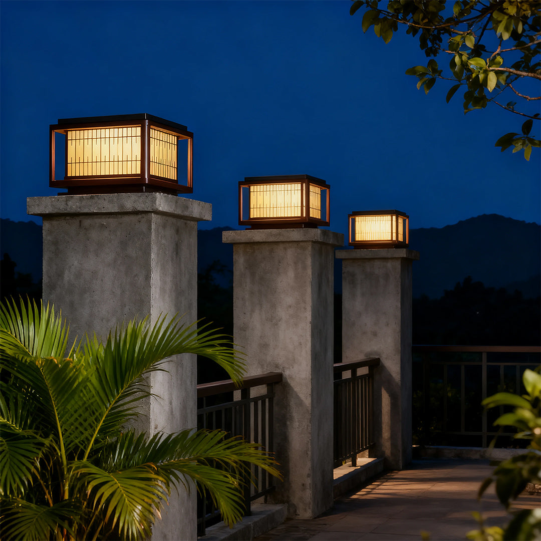 WINDSOR GARDEN COLUMN LIGHT WITH WATER-RESISTANT DESIGN