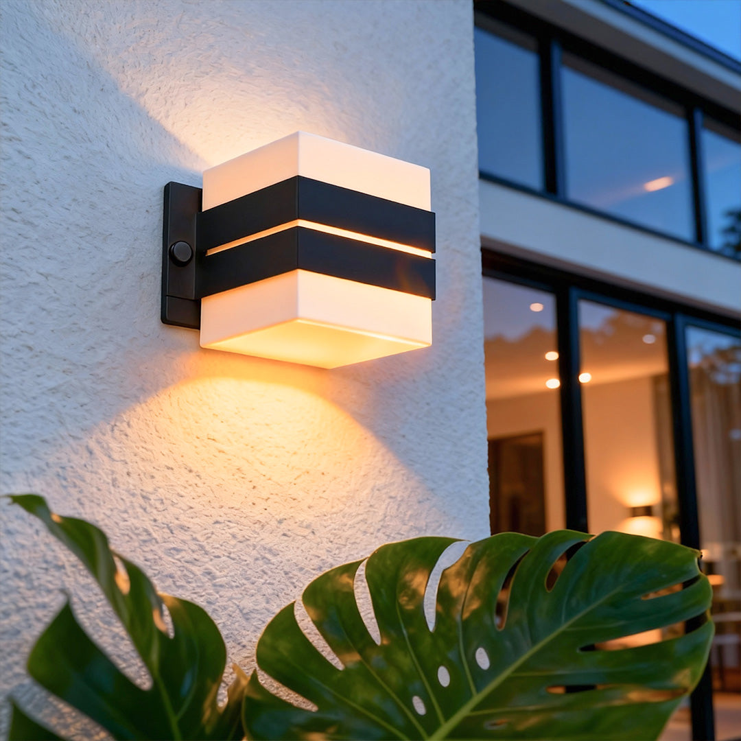 WINDSOR GARDEN SHIELD WALL LANTERN