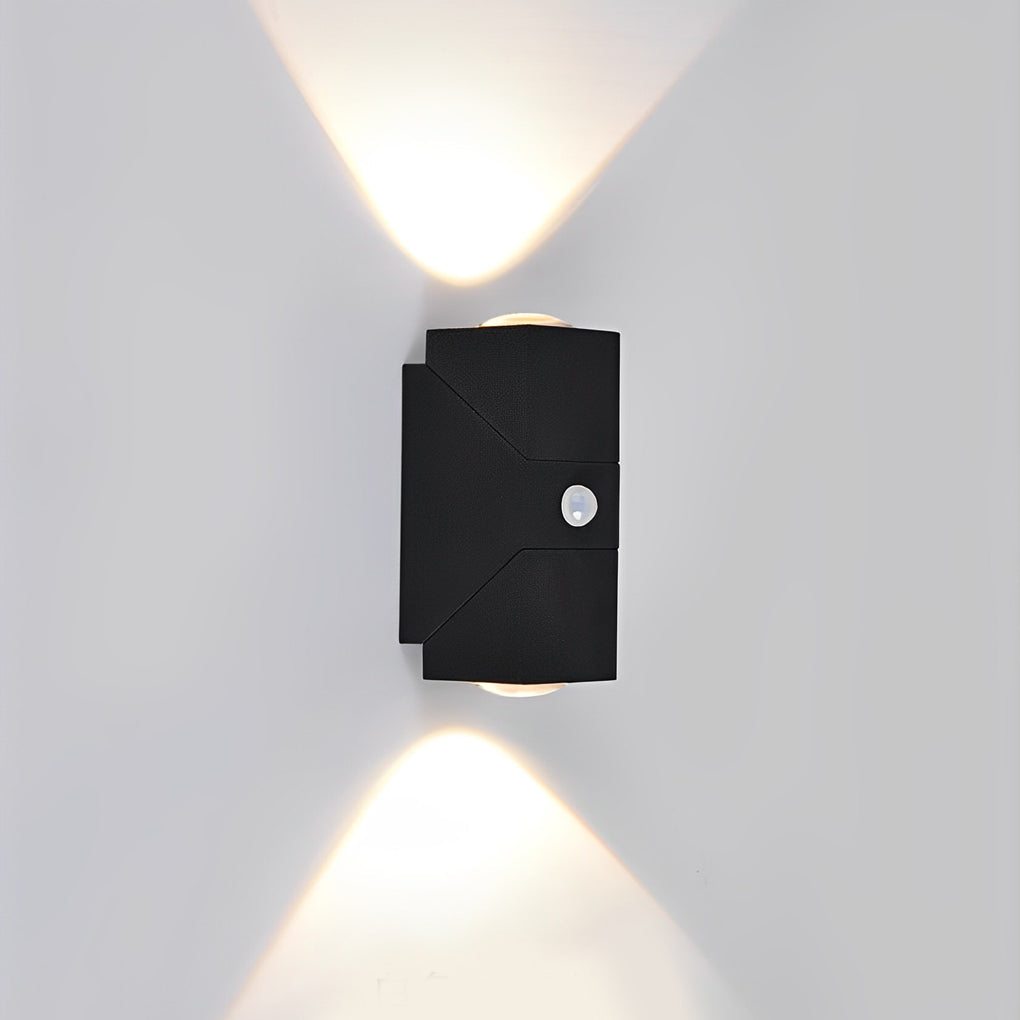 WINCHESTER BLACK WATERPROOF WALL LANTERN WITH ADJUSTABLE BEAM