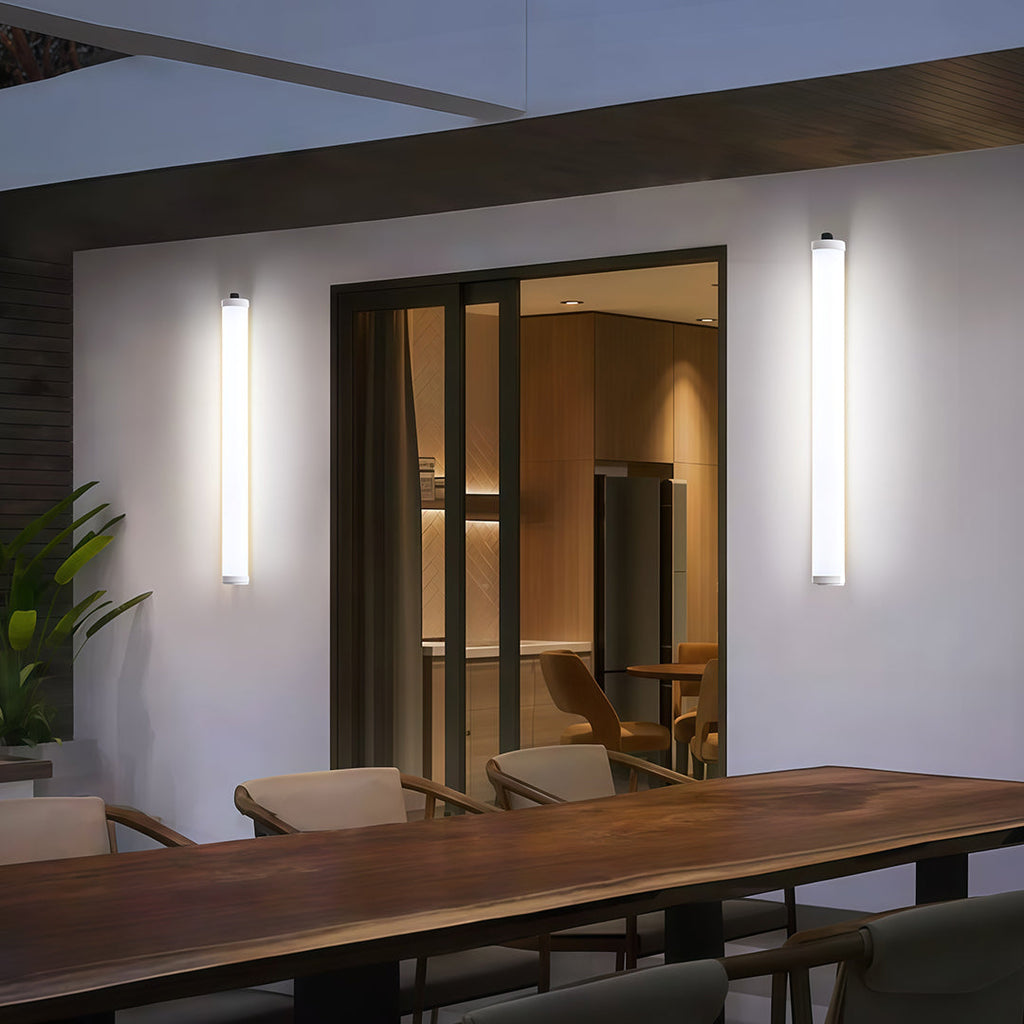 WINDSOR SOLAR-POWERED OUTDOOR WALL LANTERN