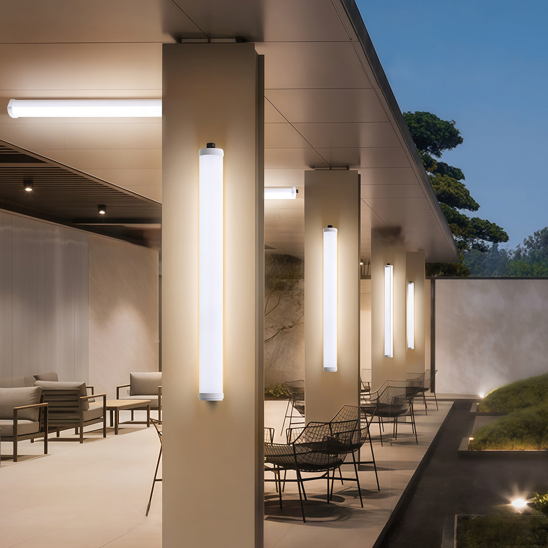 WINDSOR SOLAR-POWERED OUTDOOR WALL LANTERN