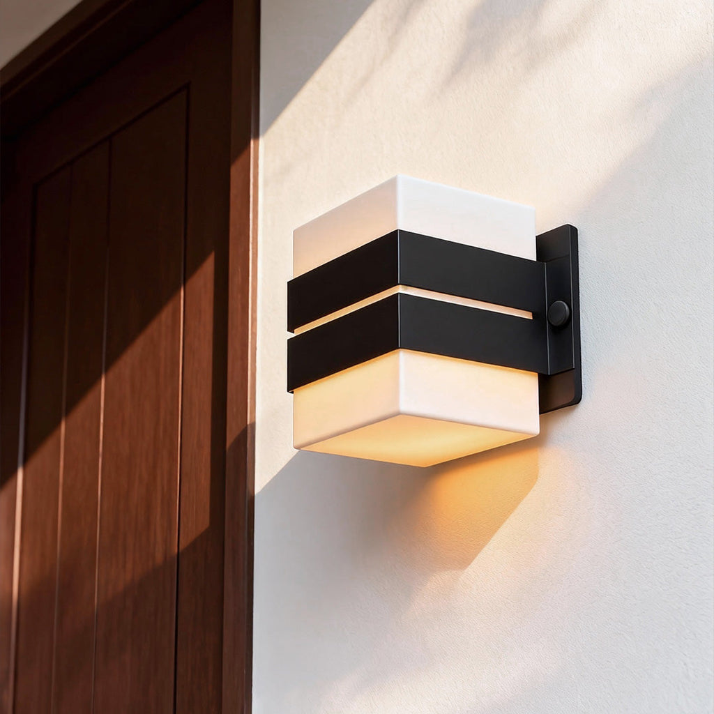 WINDSOR GARDEN SHIELD WALL LANTERN