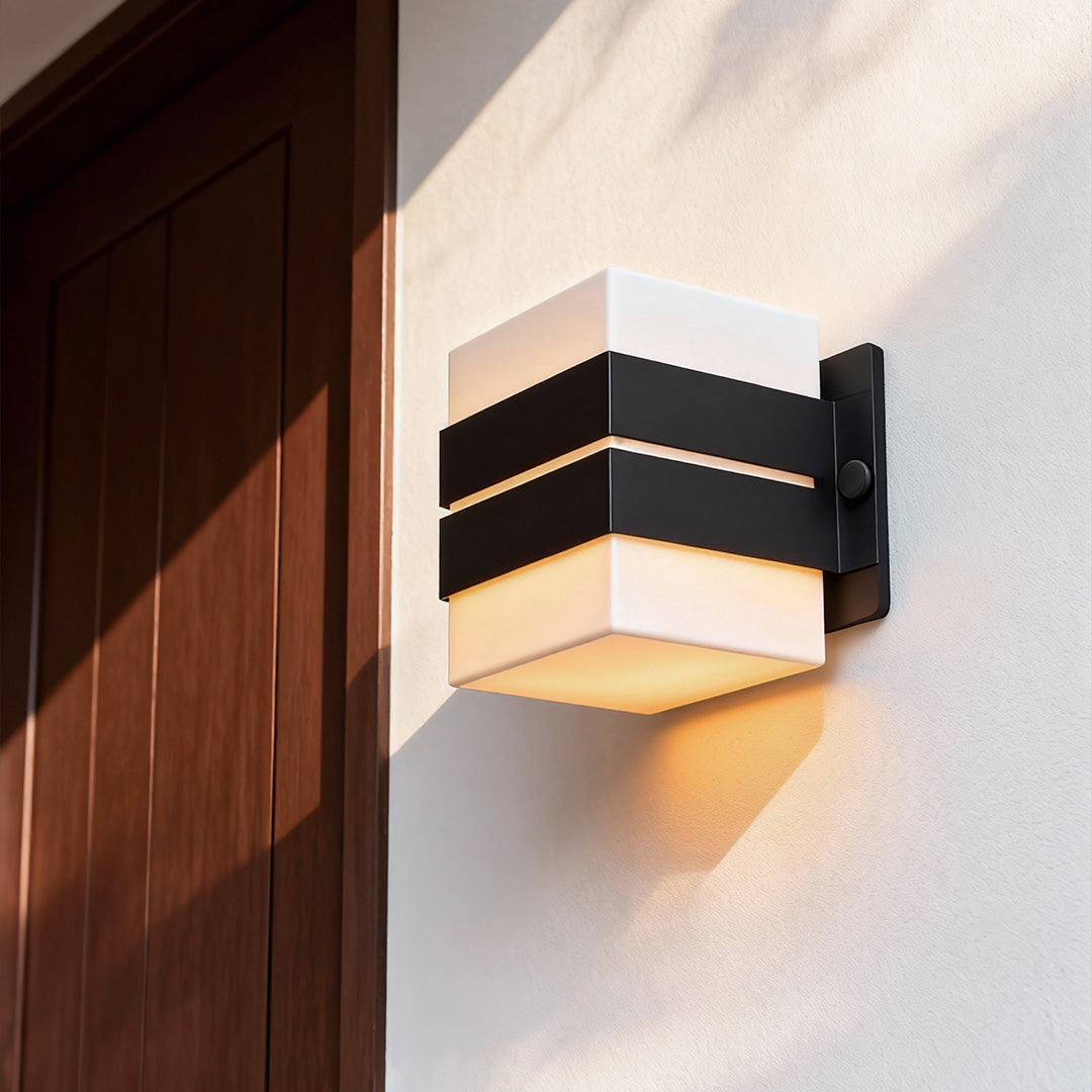 WINDSOR GARDEN SHIELD WALL LANTERN