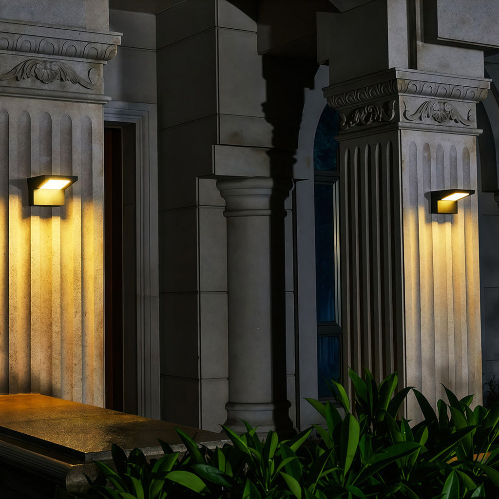 WINTHORPE SOLAR-POWERED OUTDOOR WALL LANTERN