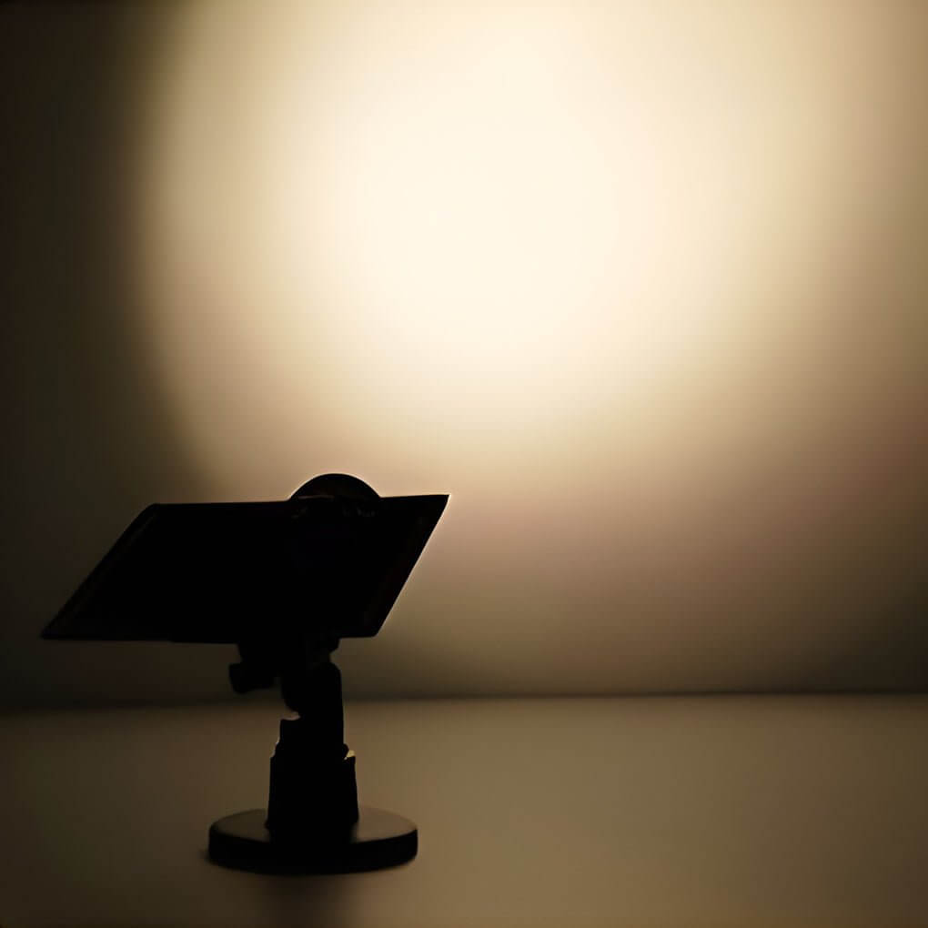 WINTHROP SOLAR-POWERED GARDEN TREE ILLUMINATOR