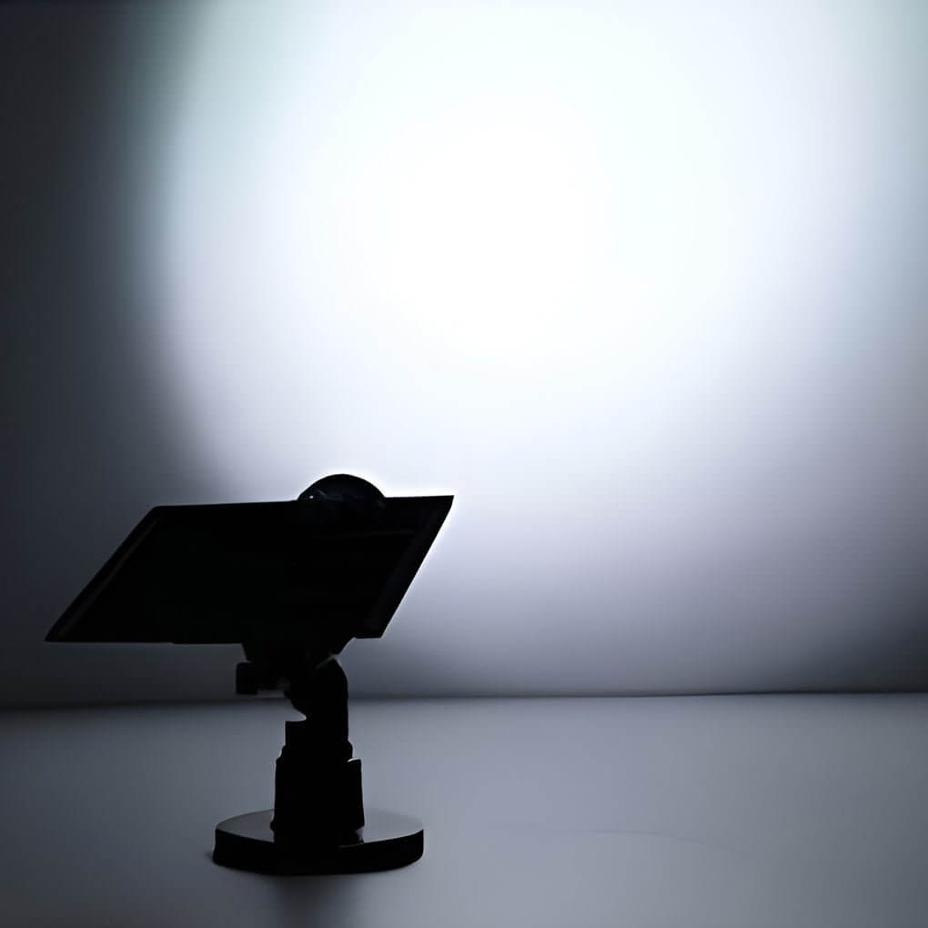 WINTHROP SOLAR-POWERED GARDEN TREE ILLUMINATOR