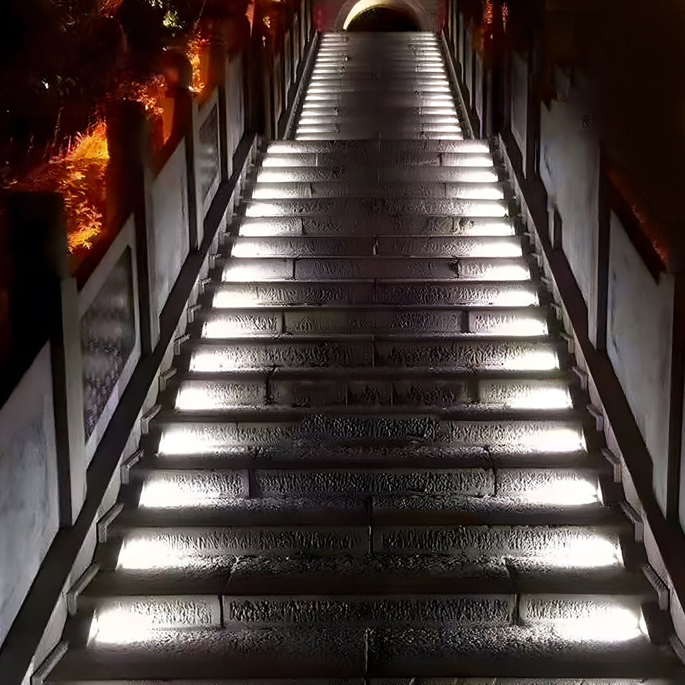 WINTHORPE TRIANGULAR OUTDOOR STEP ILLUMINATOR