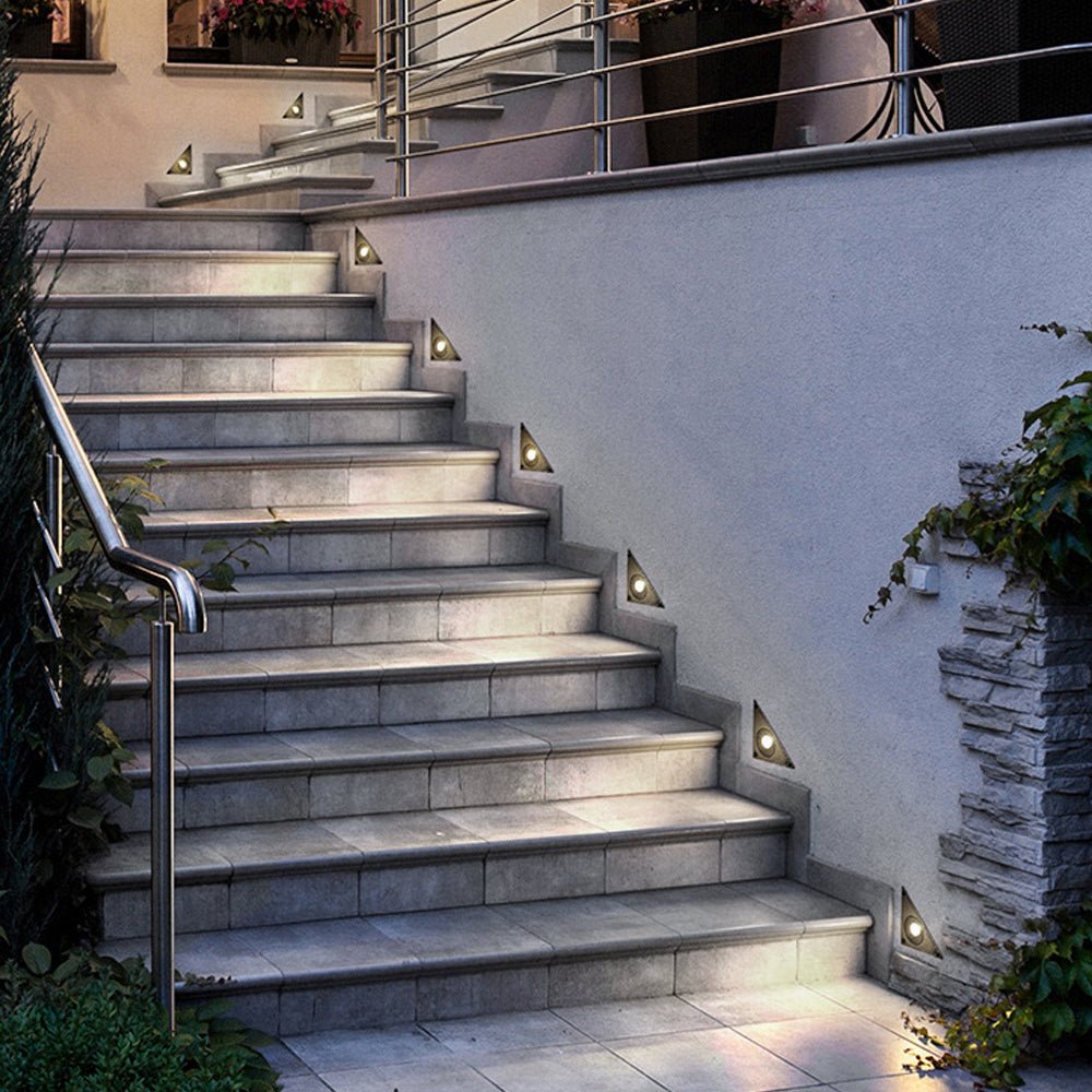 WINTHORPE TRIANGULAR OUTDOOR STEP ILLUMINATOR