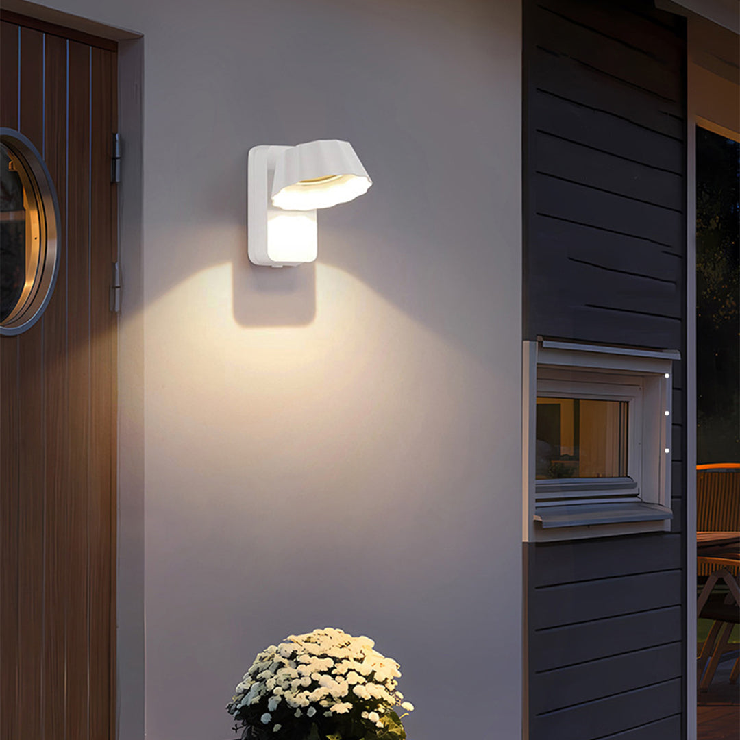 WINDSOR HEIGHTS ADJUSTABLE OUTDOOR WALL LANTERN